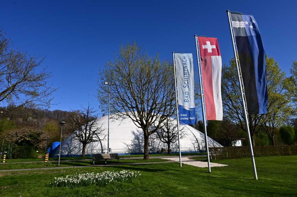 Clubflaggen vor der Tennisanlage TC Bad Schinznach